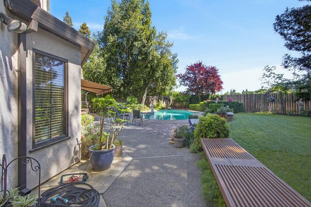 9818 Mira Del Rio Dr, Sacramento, CA 95827