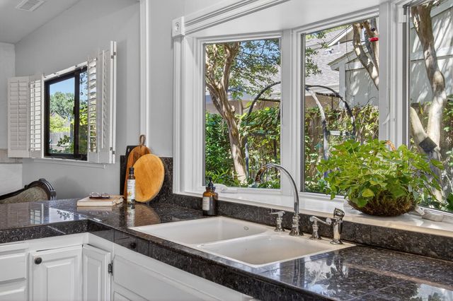 9818 Mira Del Rio Dr, Sacramento, CA 95827