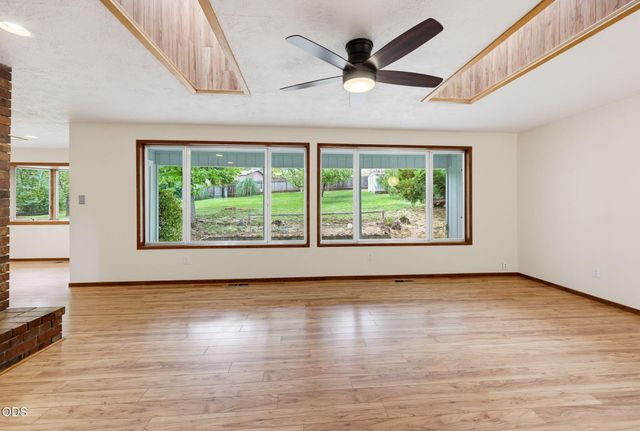 2354 Green Meadows Way, Ashland, OR 97520