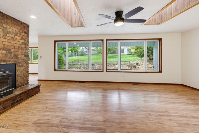 2354 Green Meadows Way, Ashland, OR 97520