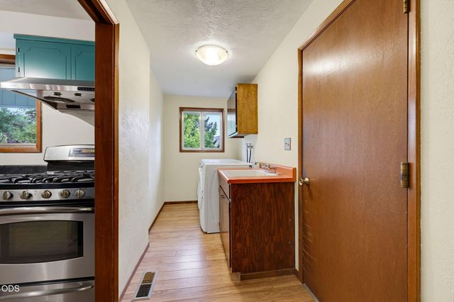 2354 Green Meadows Way, Ashland, OR 97520