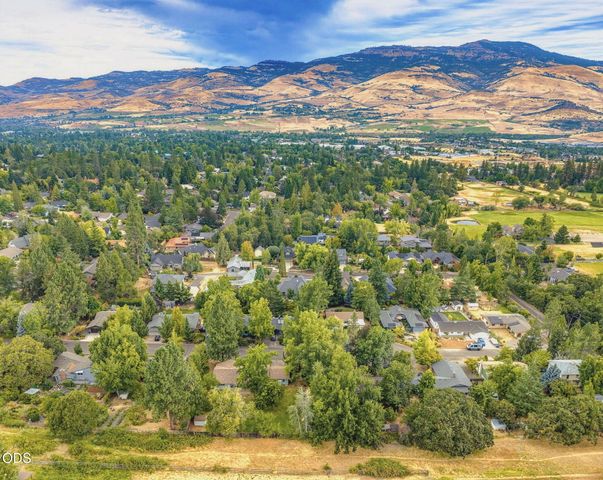 2354 Green Meadows Way, Ashland, OR 97520
