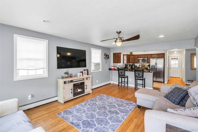 6 Oakwood Avenue, Ronkonkoma, NY 11779