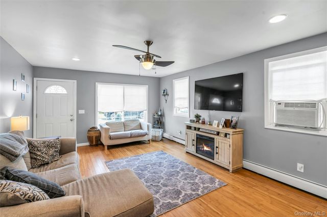 6 Oakwood Avenue, Ronkonkoma, NY 11779