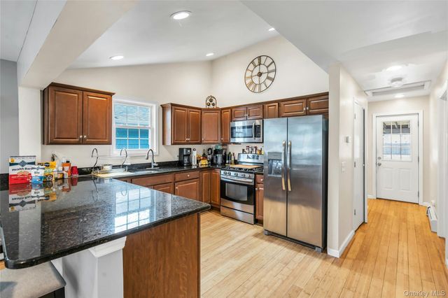 6 Oakwood Avenue, Ronkonkoma, NY 11779