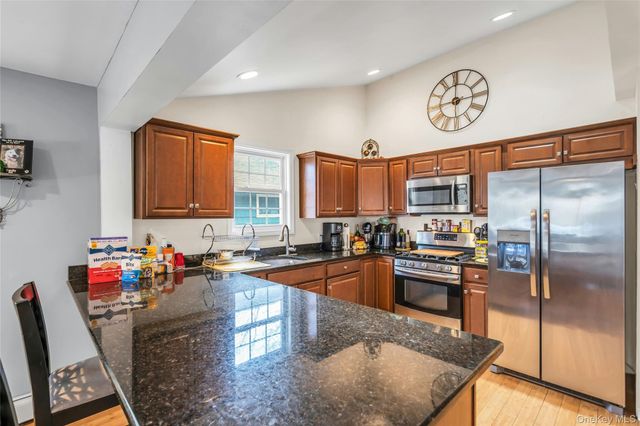 6 Oakwood Avenue, Ronkonkoma, NY 11779