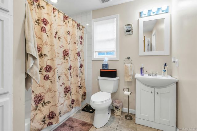 6 Oakwood Avenue, Ronkonkoma, NY 11779