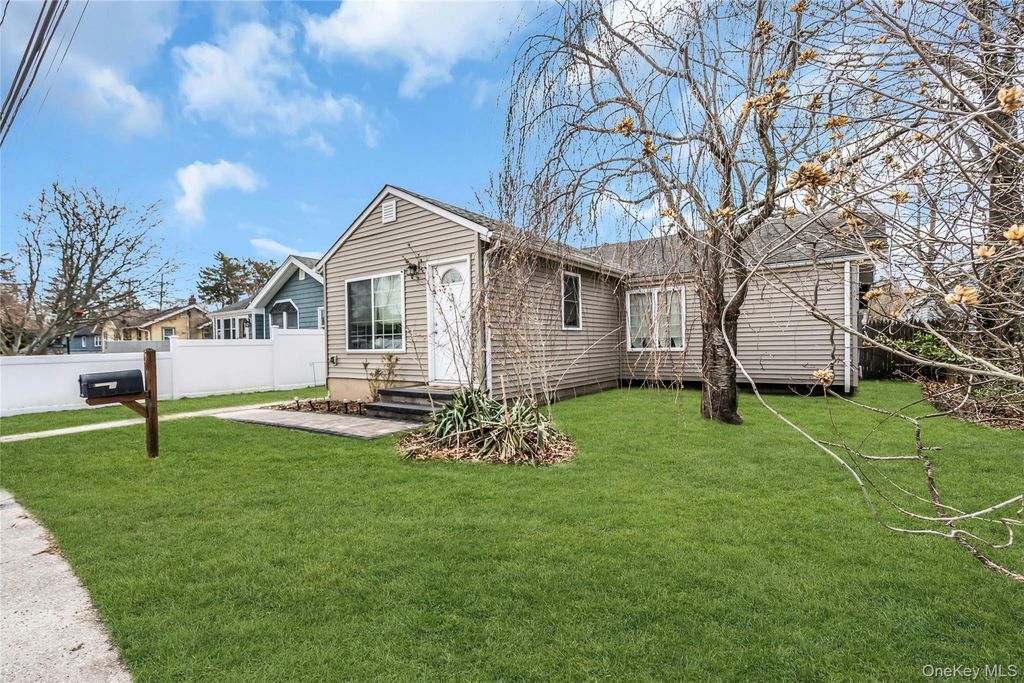 6 Oakwood Avenue, Ronkonkoma, NY 11779