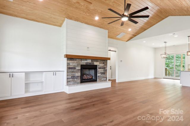 62 Maple Knoll Drive, Hendersonville, NC 28792