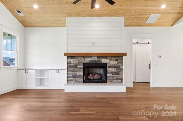 62 Maple Knoll Drive, Hendersonville, NC 28792