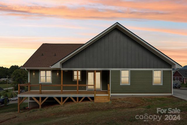 62 Maple Knoll Drive, Hendersonville, NC 28792