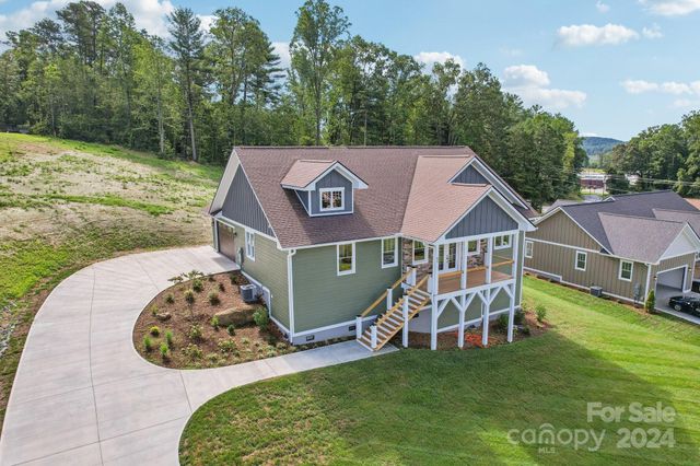 62 Maple Knoll Drive, Hendersonville, NC 28792