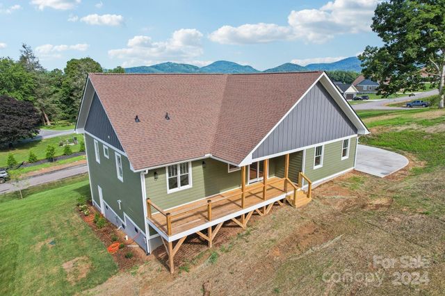 62 Maple Knoll Drive, Hendersonville, NC 28792