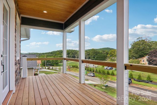 62 Maple Knoll Drive, Hendersonville, NC 28792