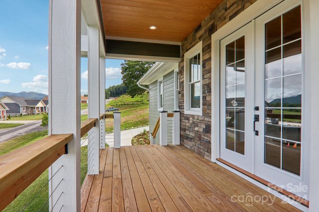 62 Maple Knoll Drive, Hendersonville, NC 28792