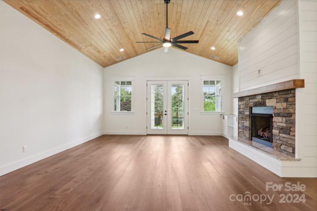 62 Maple Knoll Drive, Hendersonville, NC 28792