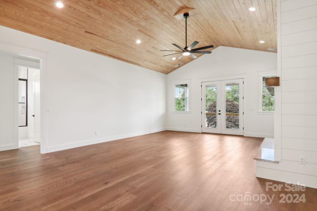 62 Maple Knoll Drive, Hendersonville, NC 28792