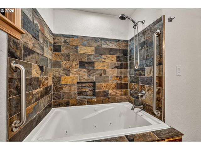 21625 Sw JOHNSON Rd, West Linn, OR 97068