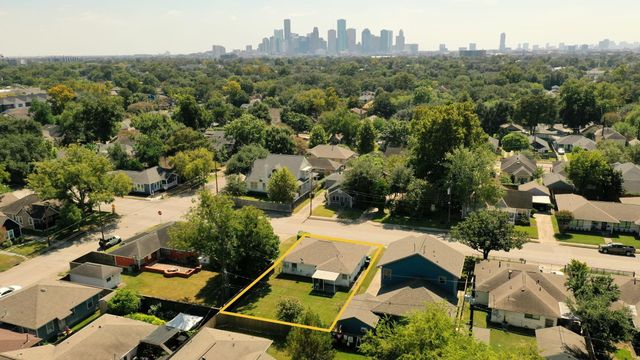 911 E 14th Street, Houston, TX 77009