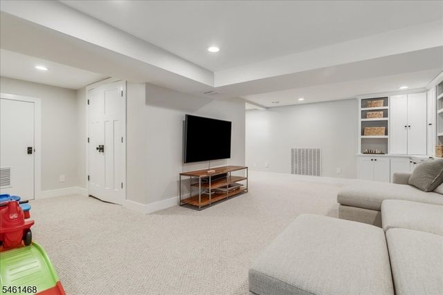54 Oakridge Rd, Verona Twp., NJ 07044