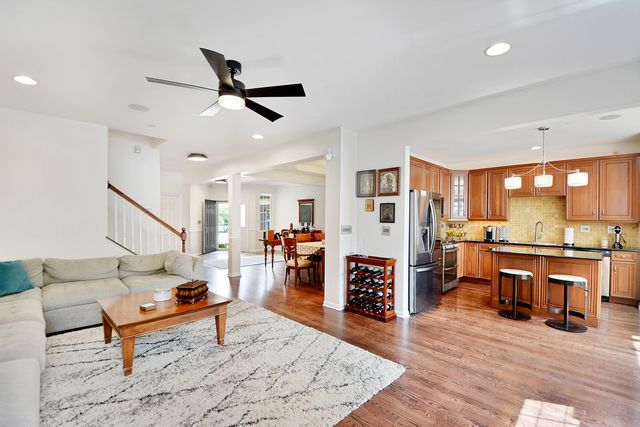 25 Harborside Way, Hawthorn Woods, IL 60047