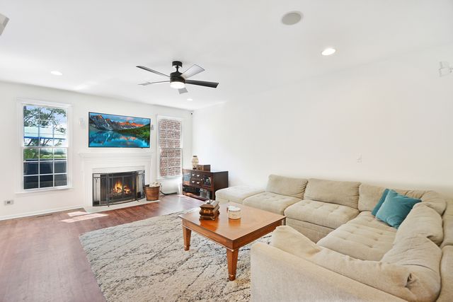 25 Harborside Way, Hawthorn Woods, IL 60047