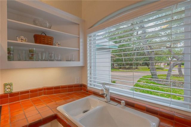 610 Bent Tree St, Rockport, TX 78382