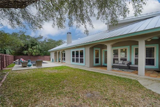 610 Bent Tree St, Rockport, TX 78382