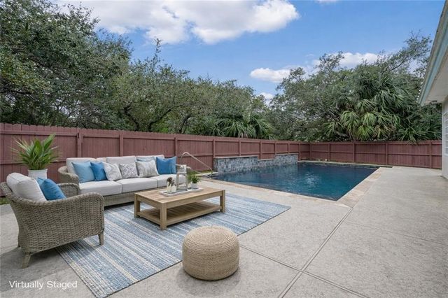 610 Bent Tree St, Rockport, TX 78382