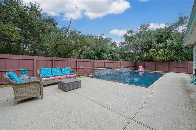 610 Bent Tree St, Rockport, TX 78382