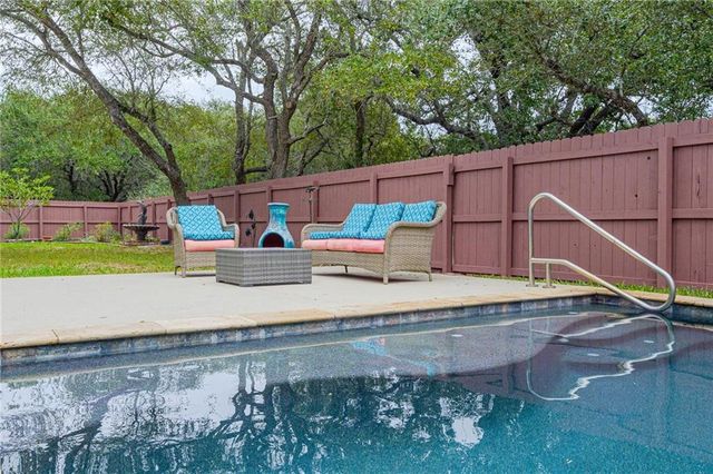 610 Bent Tree St, Rockport, TX 78382