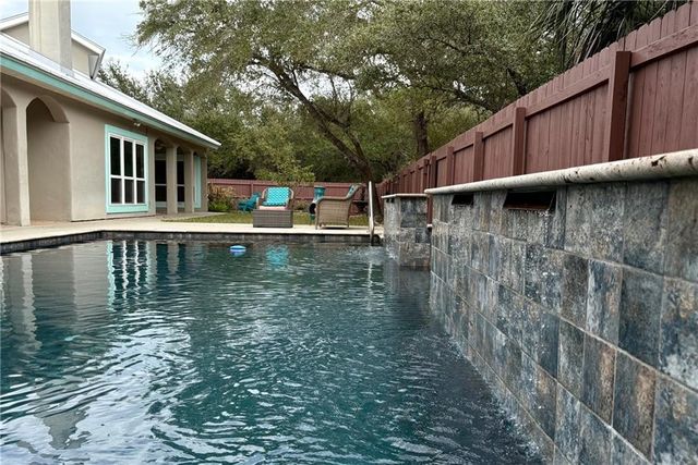 610 Bent Tree St, Rockport, TX 78382