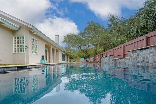 610 Bent Tree St, Rockport, TX 78382