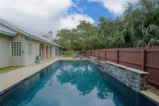 610 Bent Tree St, Rockport, TX 78382