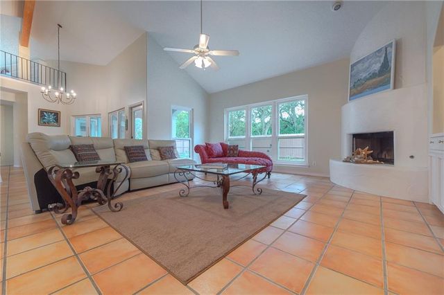 610 Bent Tree St, Rockport, TX 78382