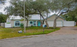 610 Bent Tree St, Rockport, TX 78382