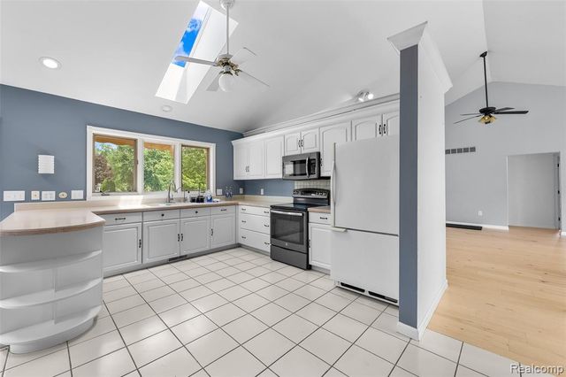 969 Bogie Lake Road, White Lake, MI 48383