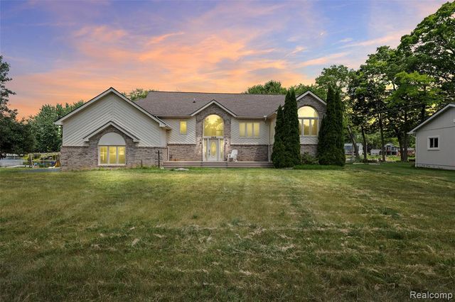 969 Bogie Lake Road, White Lake, MI 48383