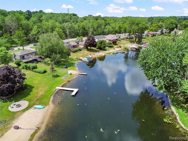 969 Bogie Lake Road, White Lake, MI 48383