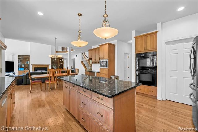 6925 Elm Park Drive, Troy, MI 48098