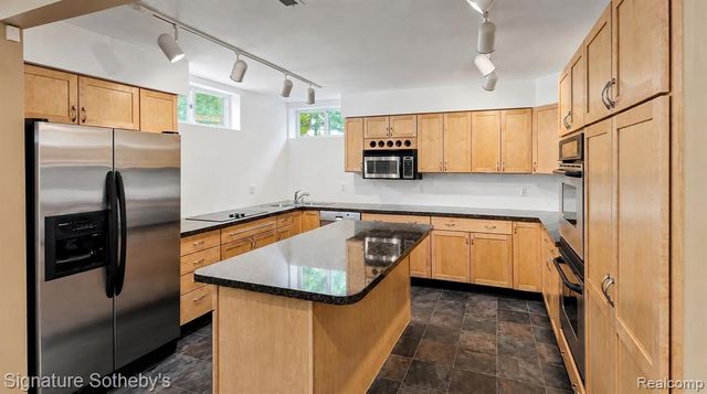 6925 Elm Park Drive, Troy, MI 48098