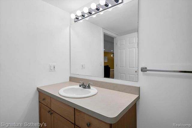 6925 Elm Park Drive, Troy, MI 48098