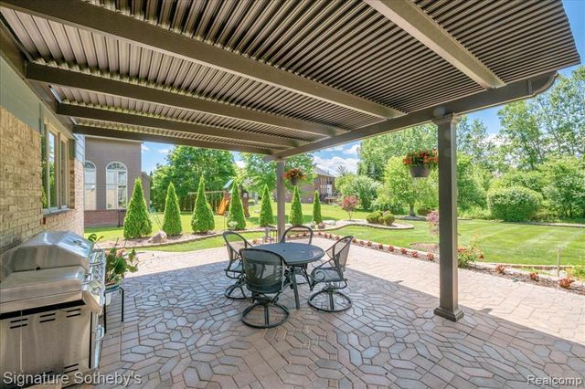 6925 Elm Park Drive, Troy, MI 48098