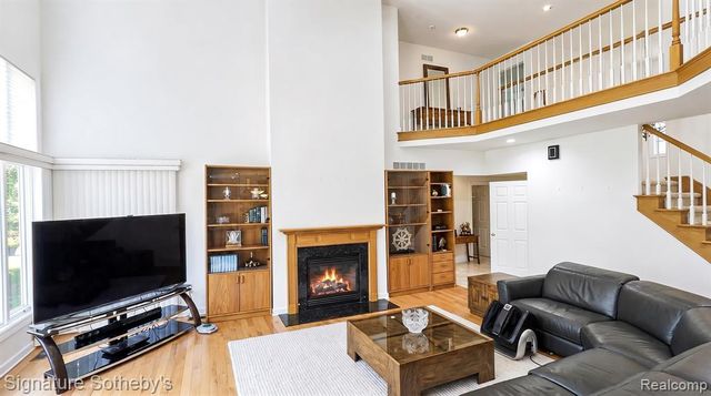 6925 Elm Park Drive, Troy, MI 48098