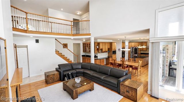 6925 Elm Park Drive, Troy, MI 48098