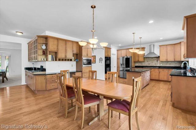 6925 Elm Park Drive, Troy, MI 48098