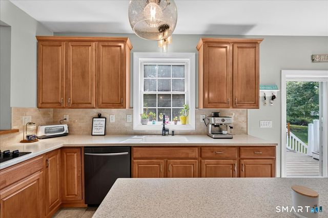 15-R Lee Road, Waterford, CT 06385