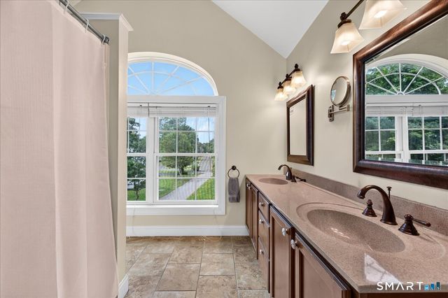 15-R Lee Road, Waterford, CT 06385
