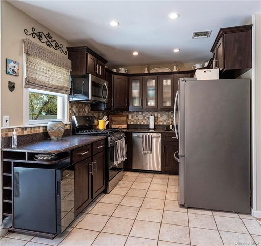 545 Spruce Avenue, Sayville, NY 11782