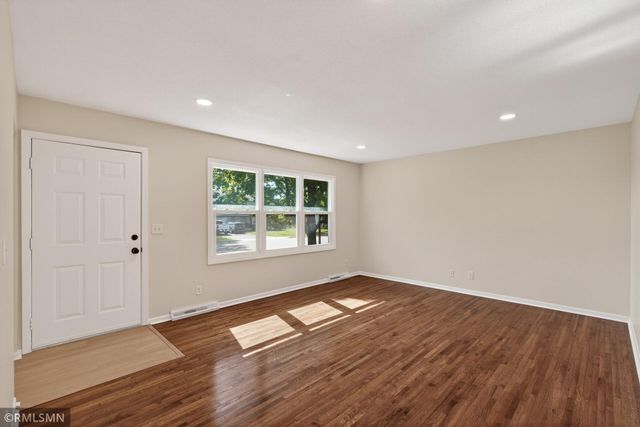 6601 Zealand Avenue N, Brooklyn Park, MN 55428